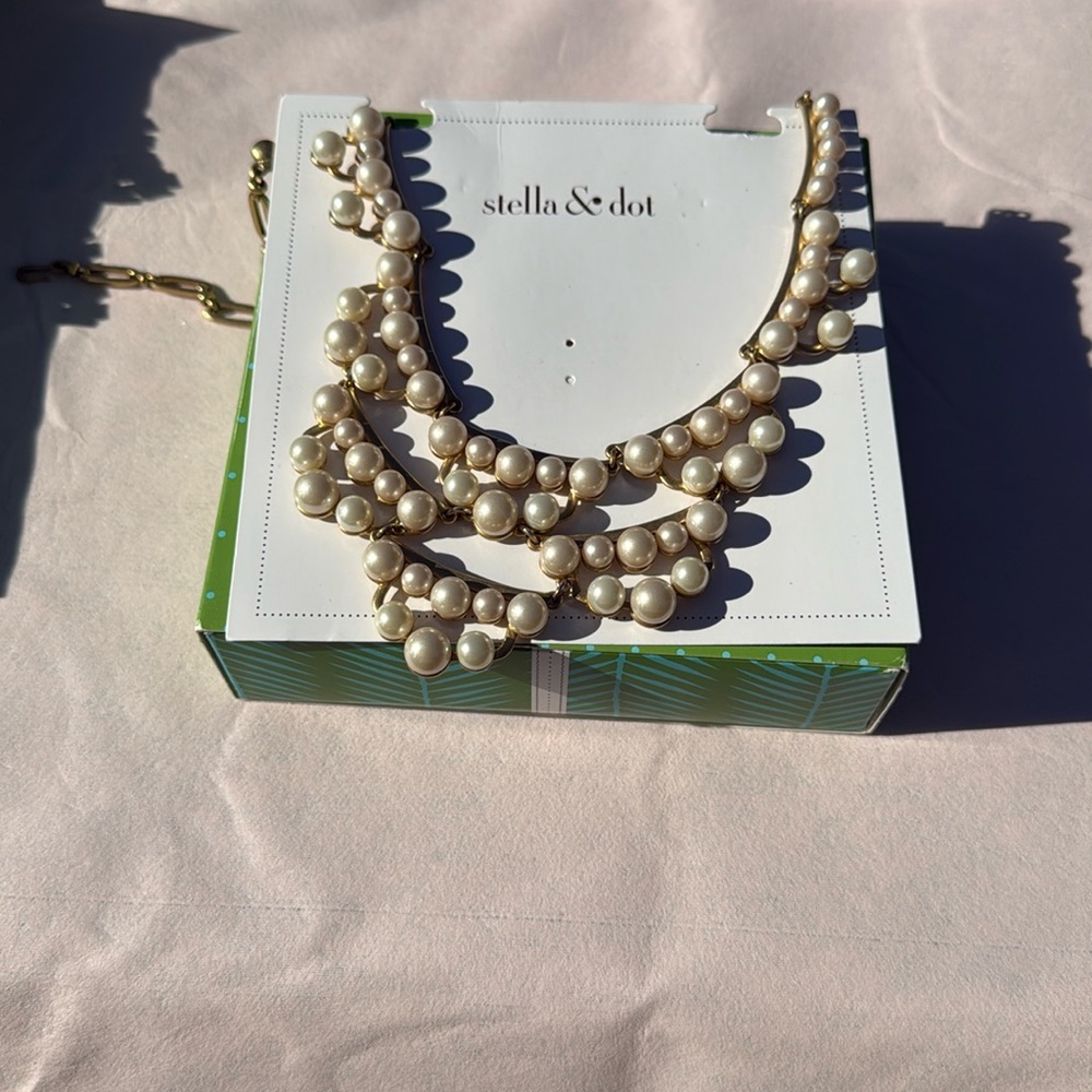 Stella & Dot pearl and gold colored chain necklace